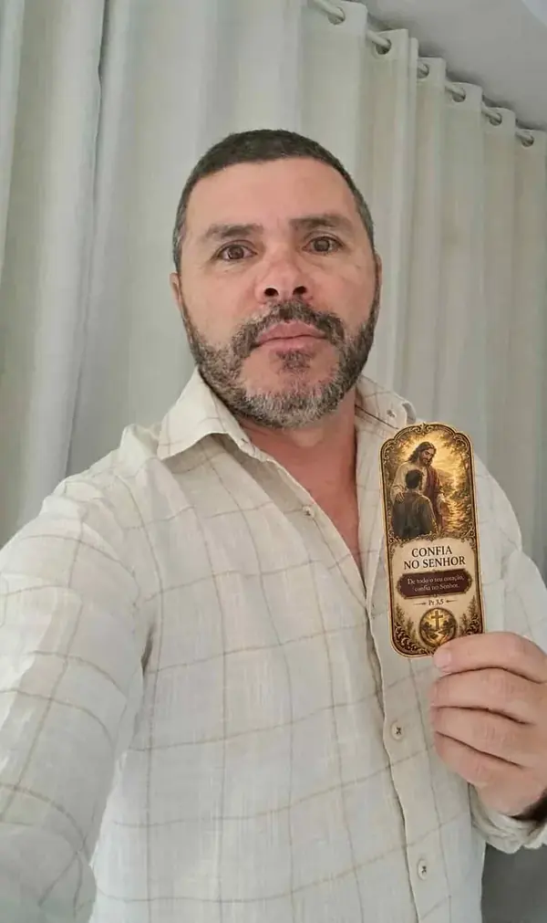Cliente sosteniendo su marcapáginas Confía en el Señor ya impreso