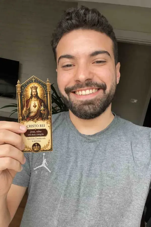 Cliente sosteniendo su marcapáginas de Cristo Rey ya impreso