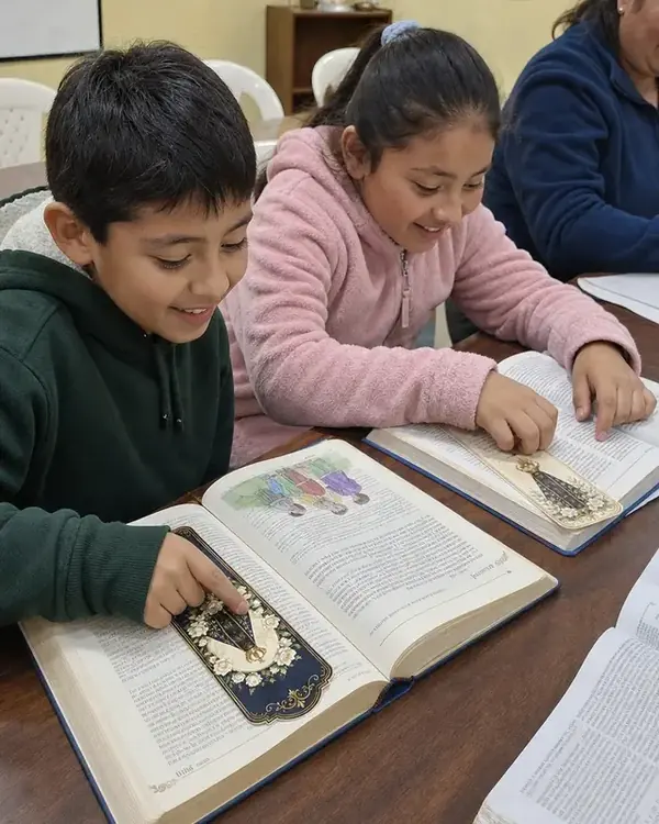 Niños en catequesis con sus marcapáginas en la Biblia
